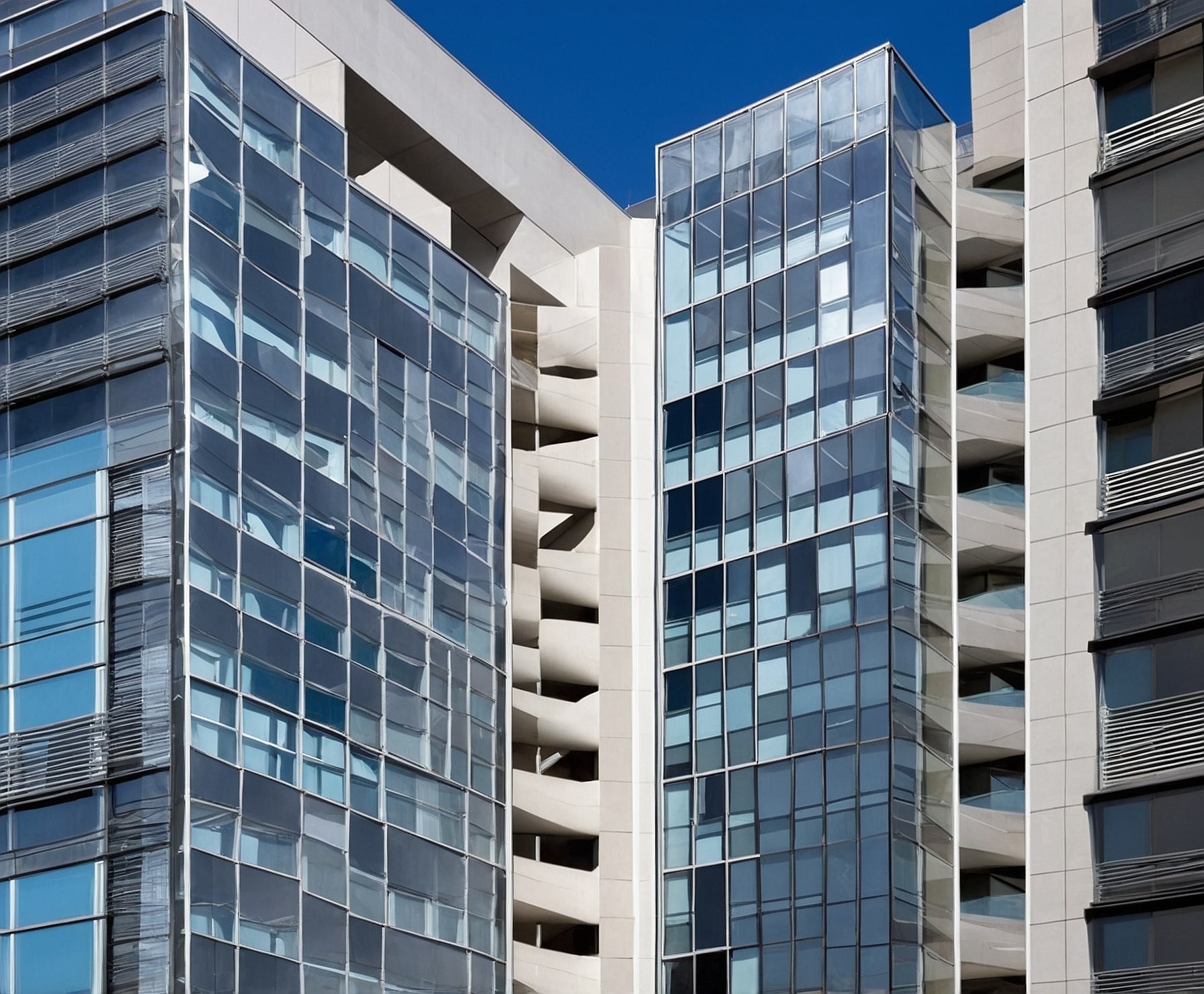 Ventanas de aluminio en edificio corporativo moderno.